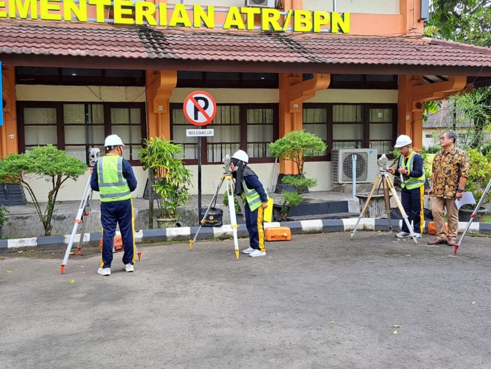 Taruna STPN Ikuti Ujian Tengah Semester Praktik Peralatan Survei