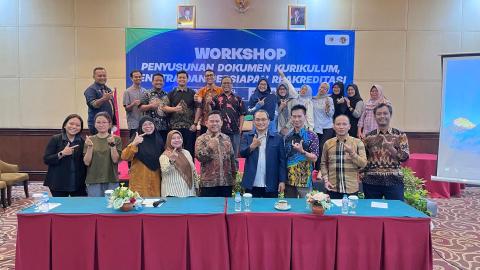 Workshop Penyusunan Dokumen Kurikulum, Renstra, dan Persiapan Reakreditasi Digelar di Solo